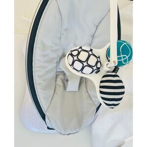 MamaRoo 5 multi-motion baby swing with bluetooth